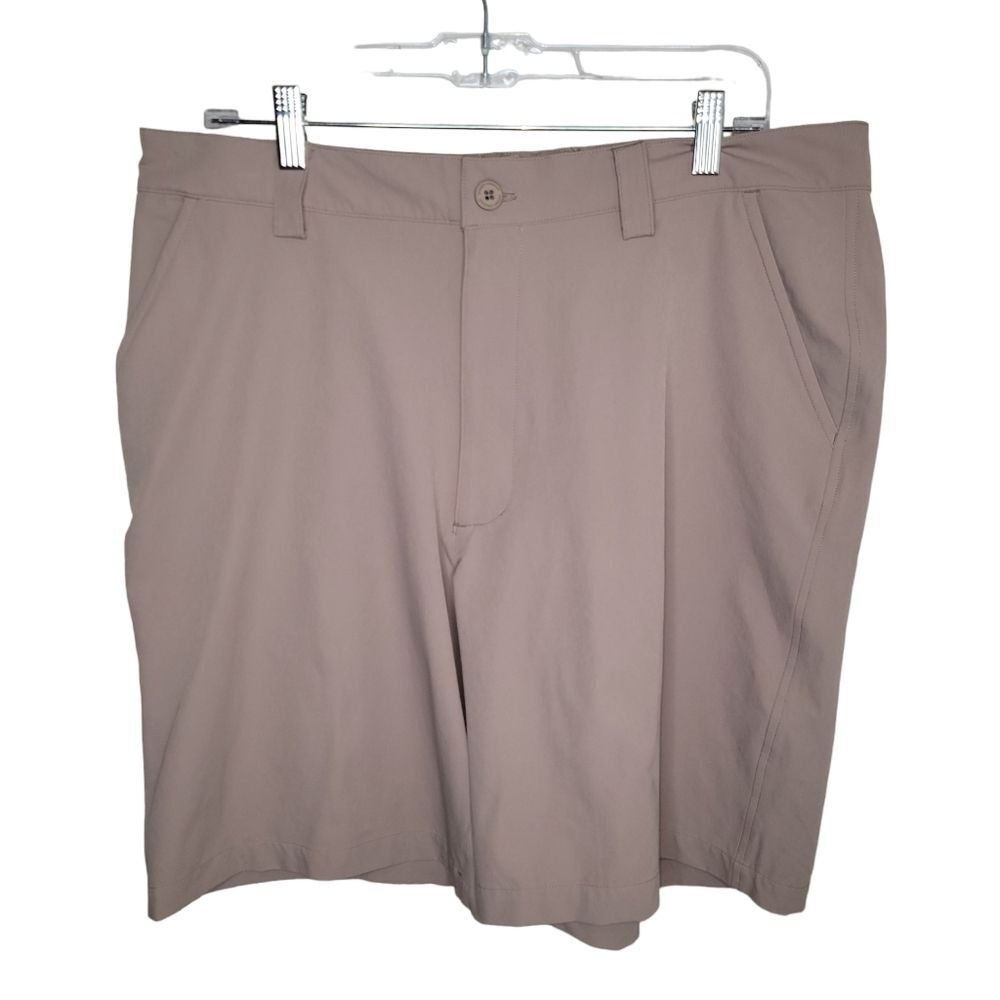 Under Armour Performance khaki golf shorts size 36